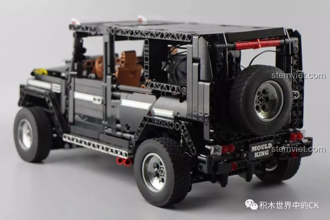 Góc nhìn ngang của xe Mould King 13070 G65, thể hiện rõ thiết kế thân xe dài và vuông vức.