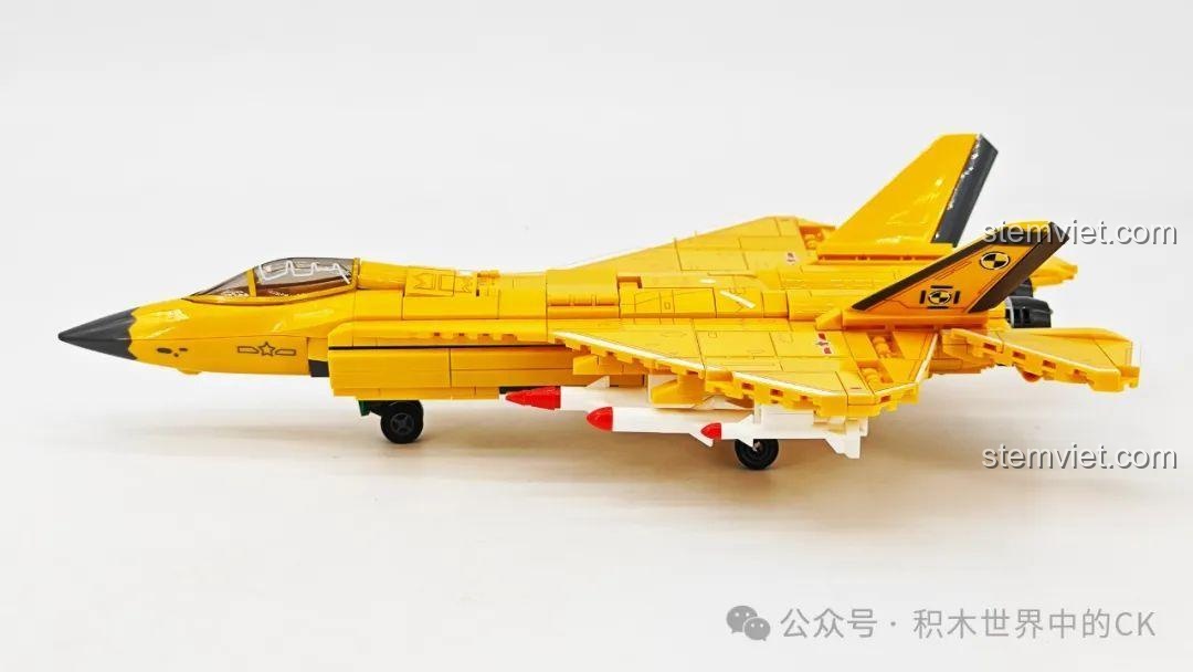 Mô hình máy bay chiến đấu J-35 SEMBO 202254 nhìn từ bên hông, thể hiện chiều dài và vũ khí.