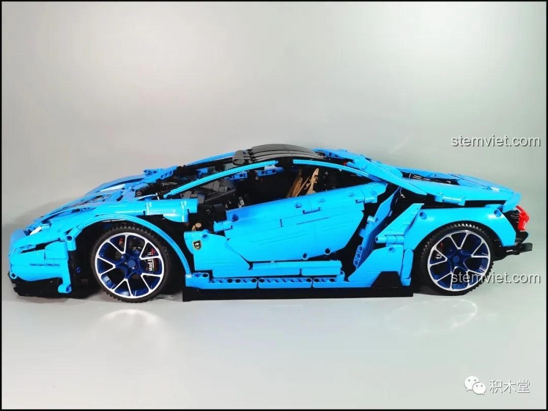 Nhìn từ bên hông đồ chơi lắp ghép Siêu xe Lamborghini Centenario, xe có chiều dài 59cm.