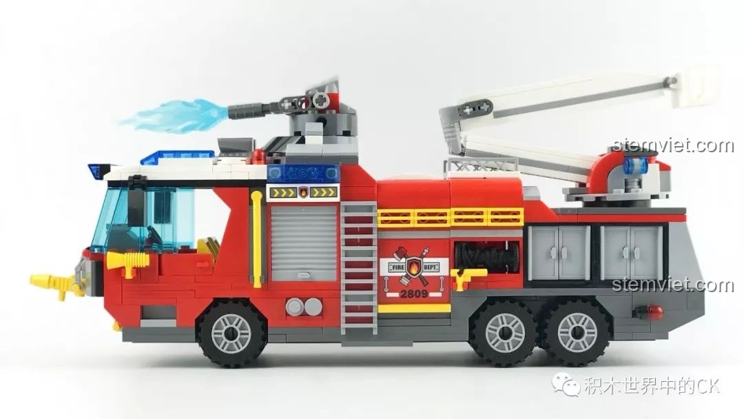 Nhìn ngang xe cứu hỏa QMAN 2809, cho thấy chiều dài, các bánh xe, thang và các khoang chứa đồ.