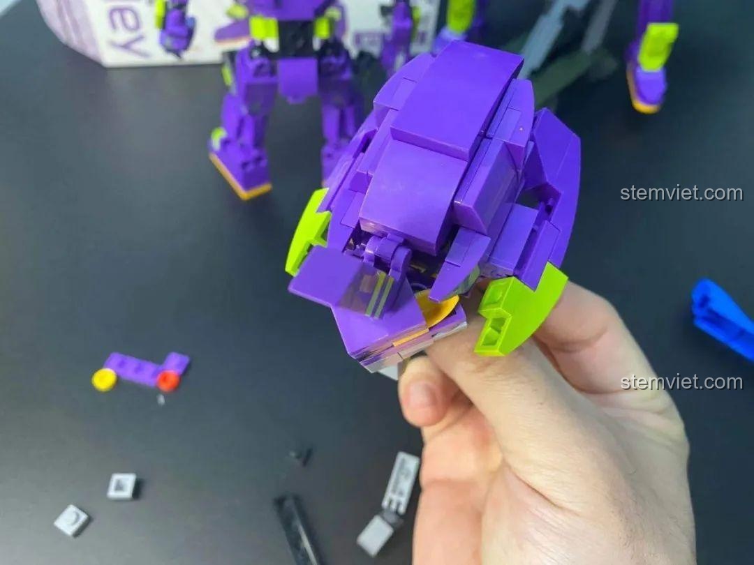 Nhìn nghiêng phần đầu của robot Evangelion Keeppley K20302, cho thấy cấu trúc hình bầu dục.