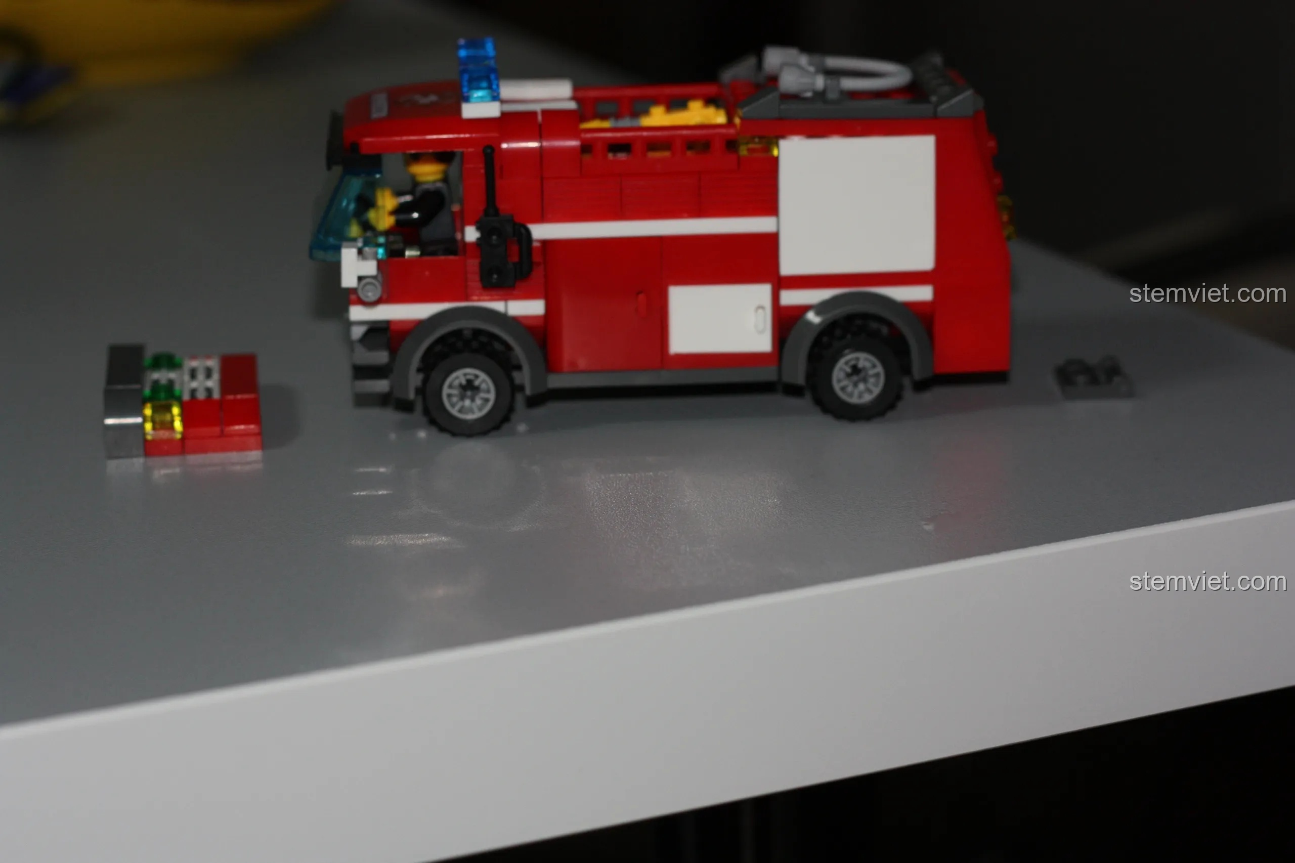 Góc nhìn từ phía trước của xe cứu hỏa KAZI KY8054, hiệu ứng gợn sóng trên kính chắn gió tạo cảm giác độc đáo.