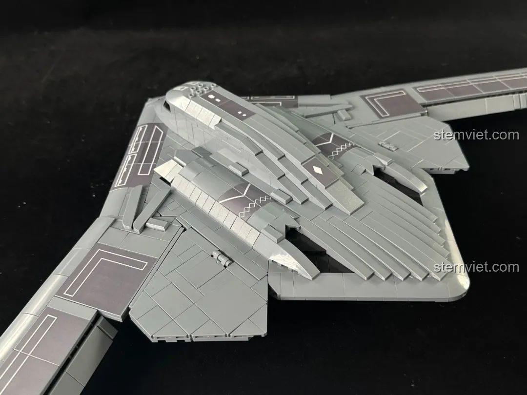 Nhìn từ phía sau mô hình Sát thủ tàng hình H-20 Panlos Brick với các cánh tà đang mở.