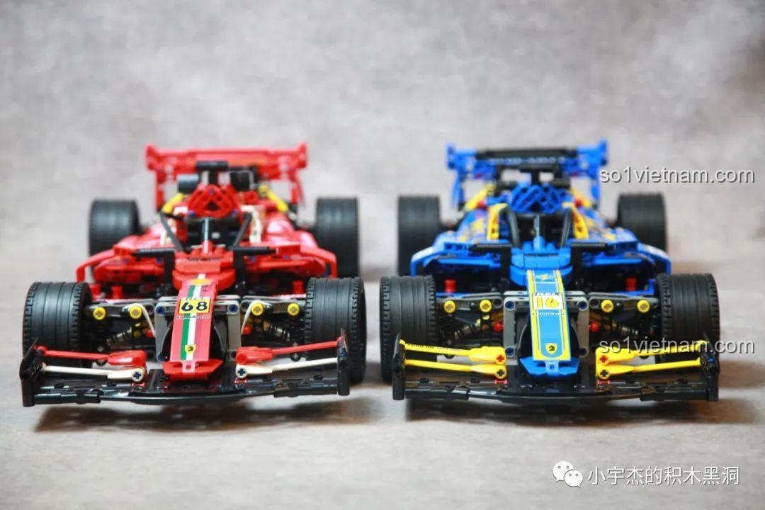 Góc nhìn thẳng từ phía trước của hai chiếc xe đua F1 K-Box 10295 và 10296, sẵn sàng cho một cuộc đua.