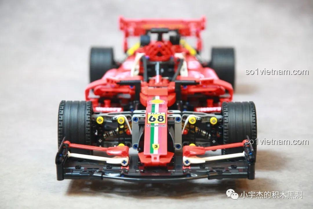 Góc nhìn thẳng từ phía trước của xe đua F1 K-Box 10295, các chi tiết sticker được dán rất tỉ mỉ.