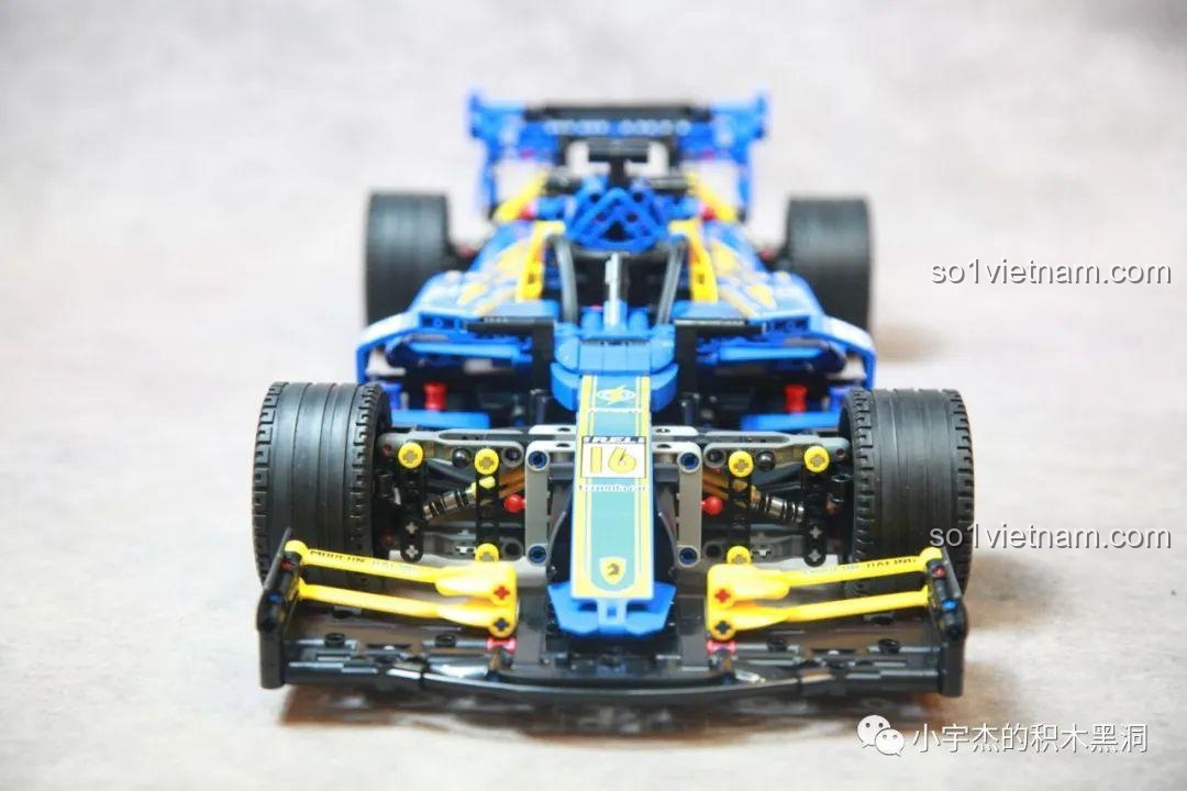 Góc nhìn thẳng từ phía trước của xe đua F1 K-Box 10296, nổi bật với cánh gió trước và hệ thống treo.