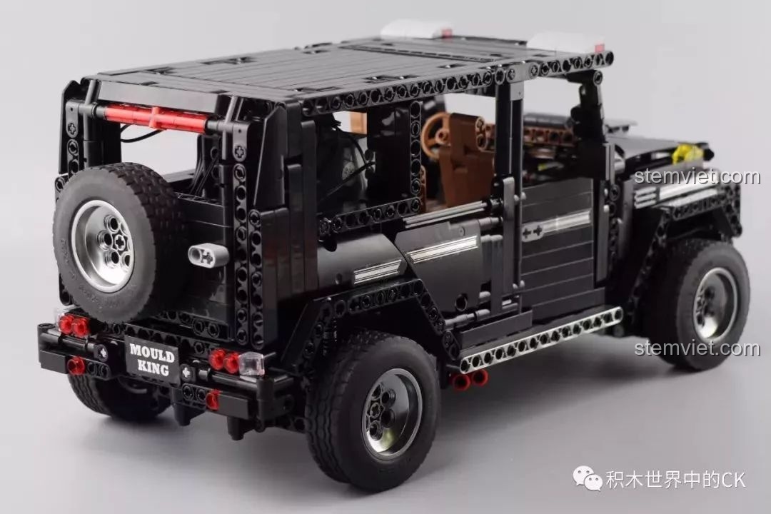 Nhìn thẳng từ phía sau của xe Mould King 13070, nổi bật với lốp dự phòng và biển số Mould King.