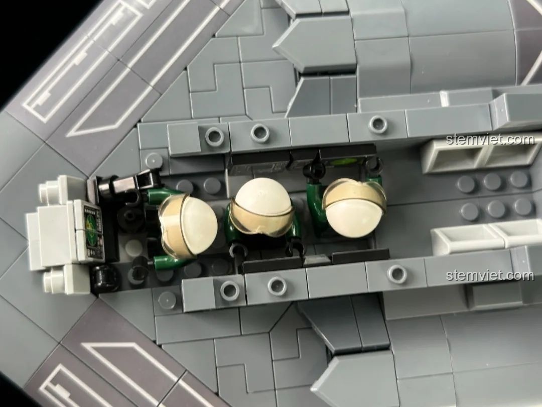 Góc nhìn từ trên xuống buồng lái với ba minifigure phi công của bộ xếp hình Sát thủ tàng H-20 639026.