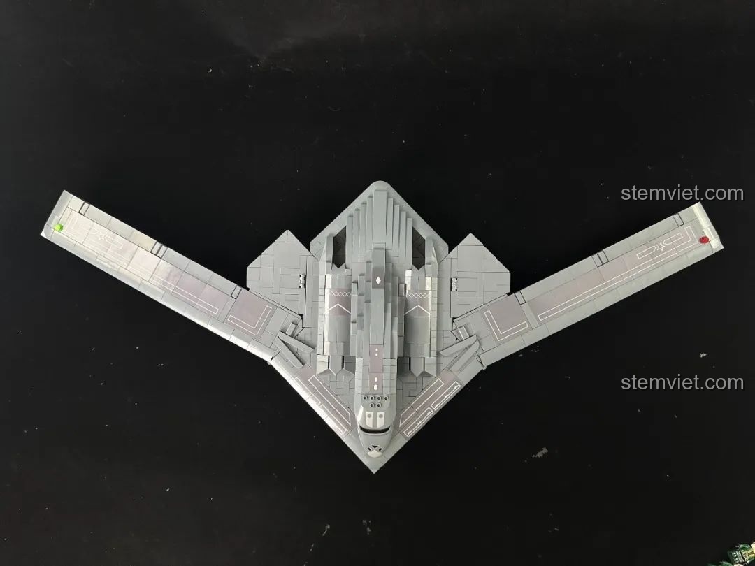 Góc nhìn từ trên xuống của mô hình oanh tạc cơ tàng hình H-20 Panlos Brick 639026 đã hoàn thiện.