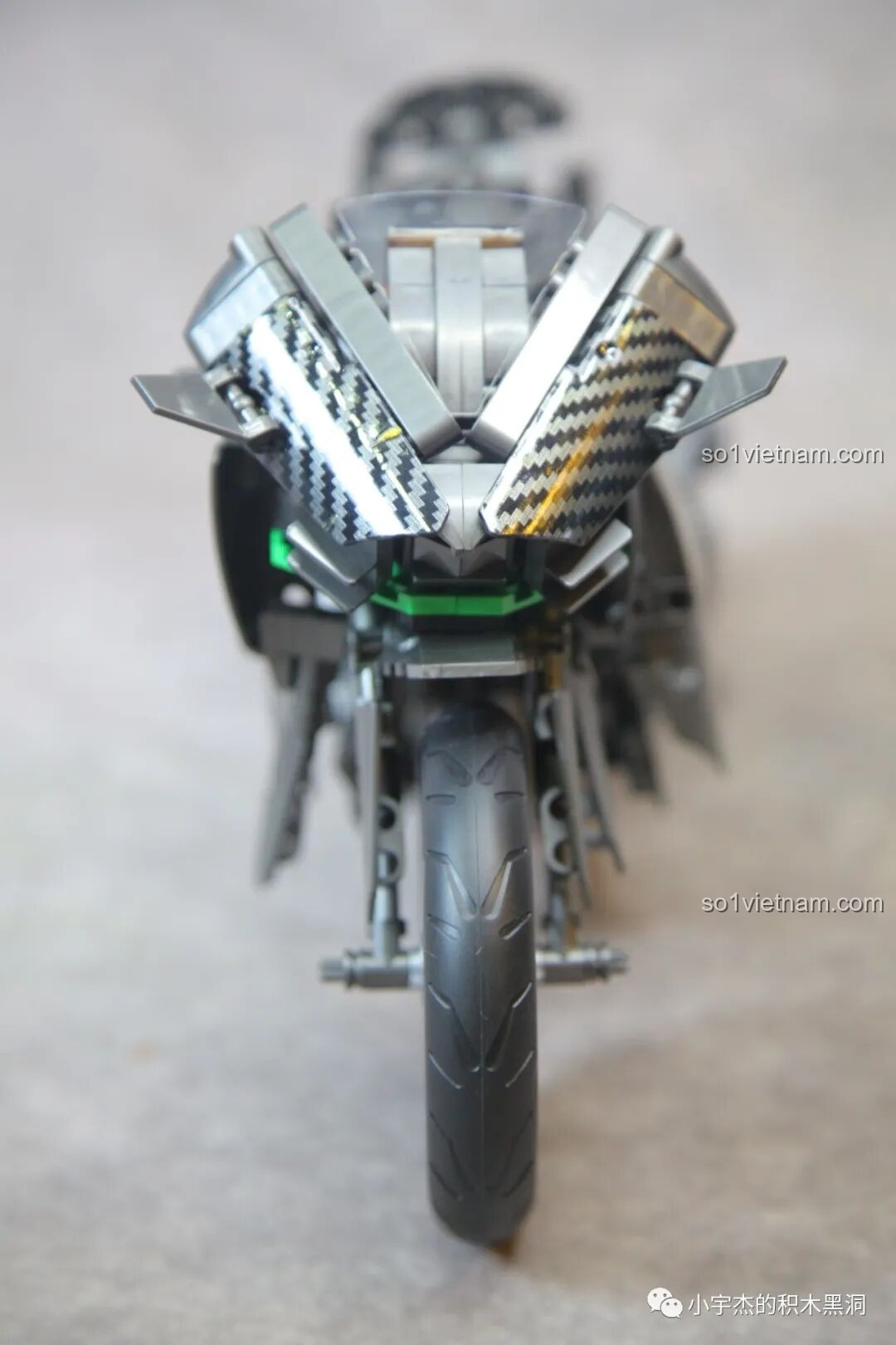 Góc chụp trực diện đầu xe mô hình ZHEGAO QJ5183, nổi bật với các chi tiết in vân carbon và thiết kế khí động học.