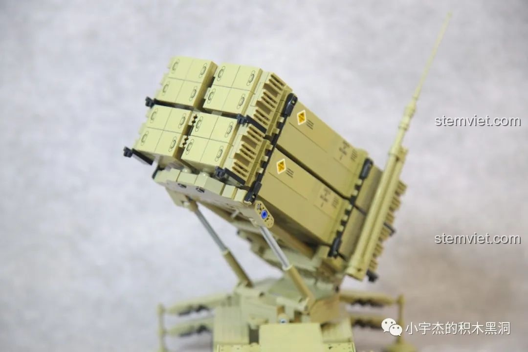 Góc nhìn trực diện vào các ống phóng tên lửa của bộ đồ chơi xây dựng Hệ thống phòng không di động M983.