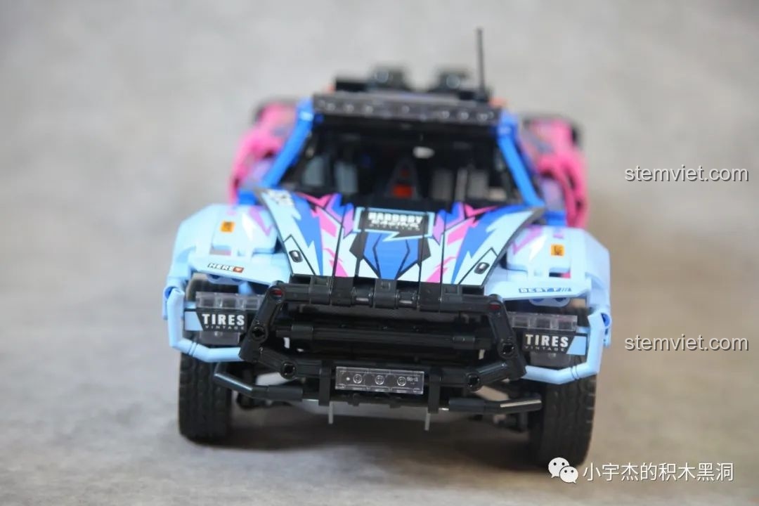 Góc nhìn trực diện từ phía trước của mô hình SEMBO 715006 hoàn chỉnh.