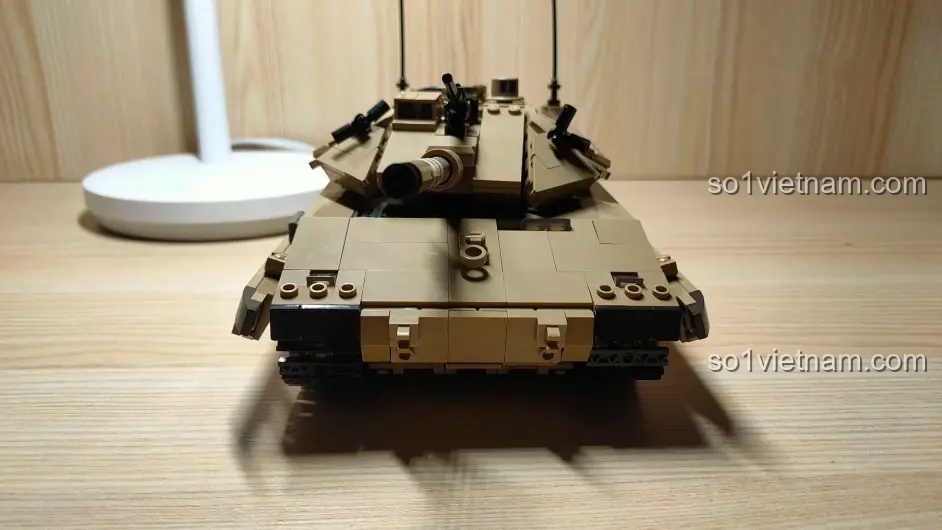 Mô hình xe tăng Merkava MK4 Sluban M38-B1022 nhìn từ phía trước, thể hiện sự mạnh mẽ và các chi tiết ở tháp pháo.