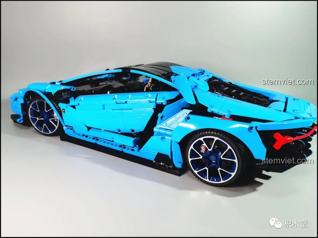 Nhìn từ bên hông của bộ đồ chơi Lamborghini Centenario 'Bò Thế Kỷ' CaDA, thể hiện tỷ lệ 1:8 ấn tượng.