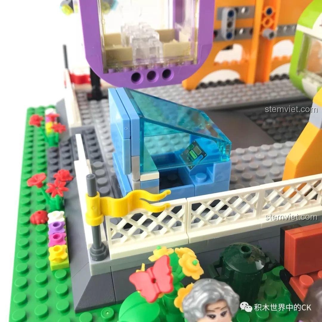 Nhìn từ cạnh bên của mô hình Winner 7036 Đu Quay Lớn, thấy rõ cấu trúc kỹ thuật của trụ đỡ.