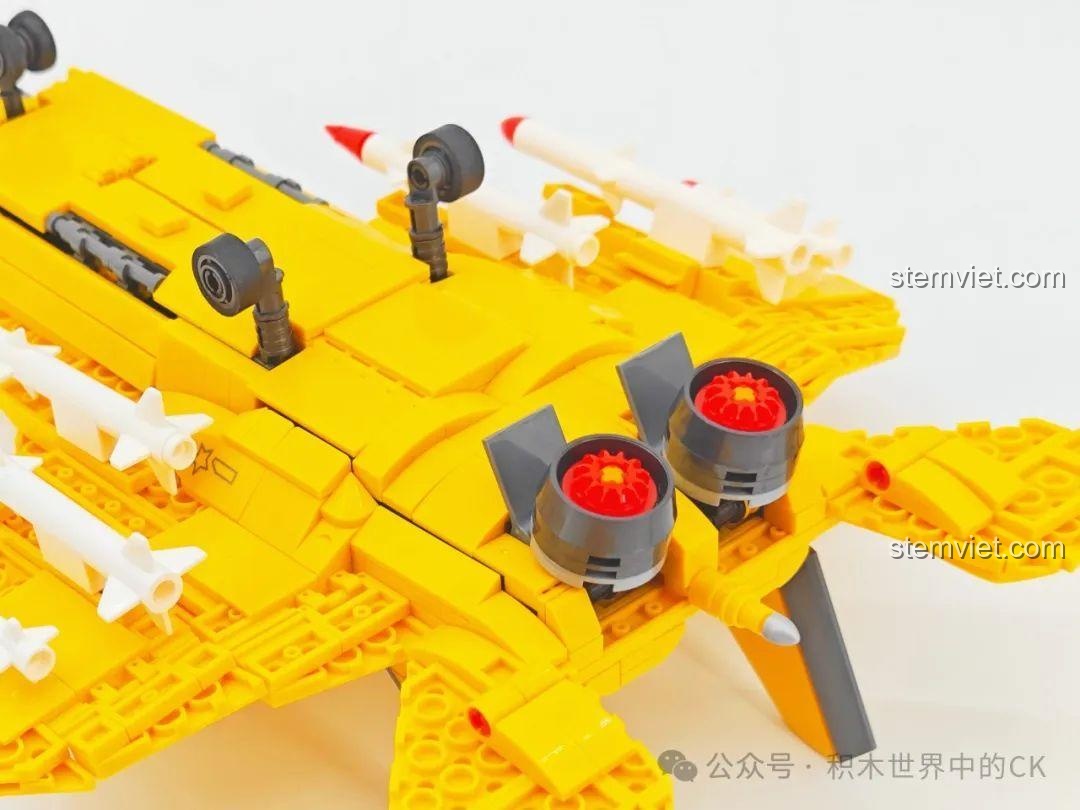 Góc nhìn từ dưới lên của mô hình máy bay chiến đấu J-35 SEMBO 202254, thấy rõ bánh đáp.