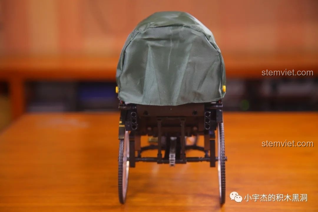 Mô hình xe xích lô AchKo 50015 hoàn chỉnh nhìn từ phía sau, khoe thiết kế mui xe và bánh xe.