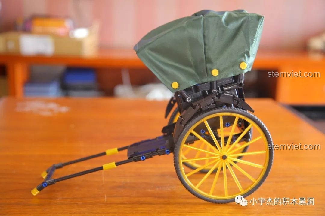 Góc nhìn từ phía sau của bộ lắp ráp Rickshaw Thượng Hải, cho thấy chi tiết phần khung và ghế ngồi.