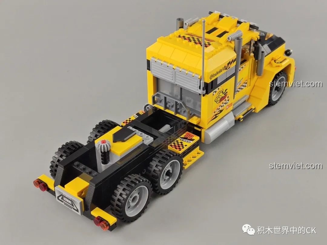 Góc nhìn từ phía sau của bộ lắp ráp Xe Tải Sáng Tạo QMAN 42108.