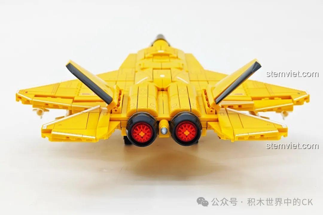 Góc nhìn từ phía sau của mô hình máy bay chiến đấu J-35 SEMBO 202254, nổi bật với cánh đuôi kép.