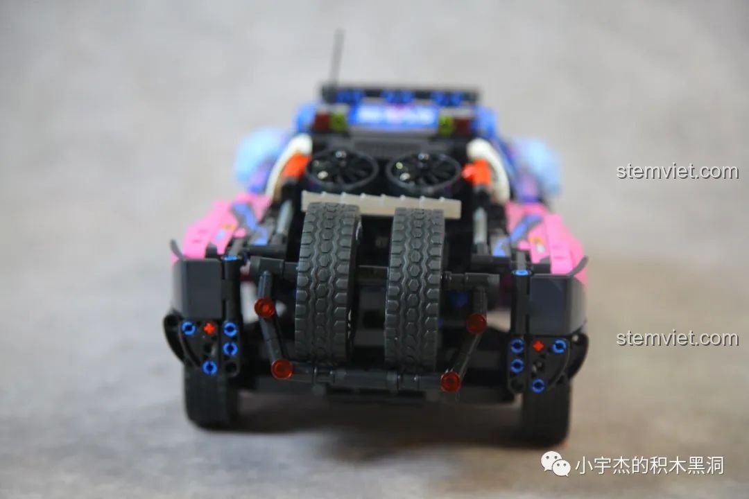 Góc nhìn trực diện từ phía sau của mô hình SEMBO 715006 hoàn chỉnh.