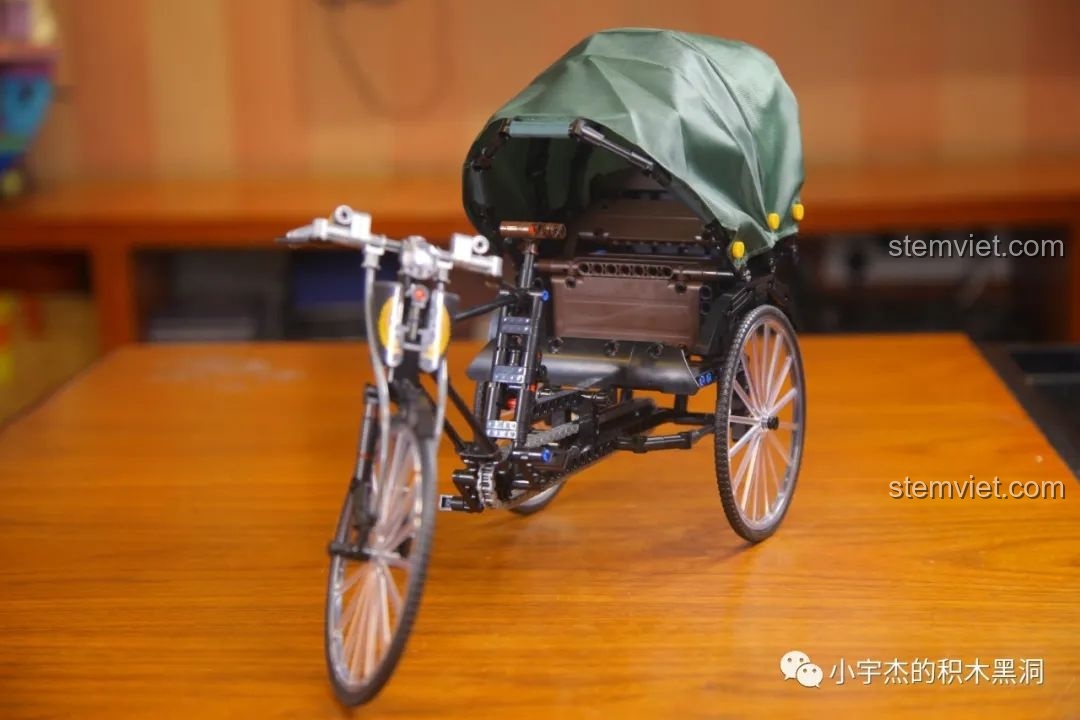 Mô hình xe xích lô AchKo 50015 hoàn chỉnh nhìn từ phía trước, rất cân đối và chi tiết.