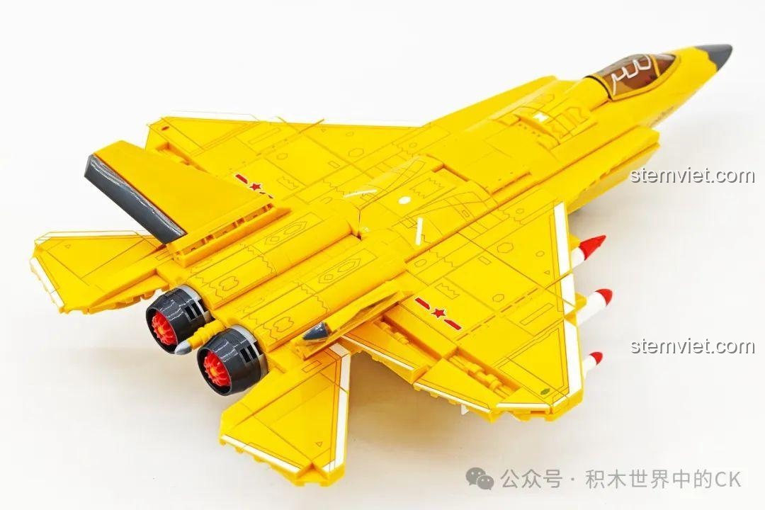 Toàn cảnh mô hình máy bay chiến đấu J-35 SEMBO 202254 nhìn từ trên cao xuống.