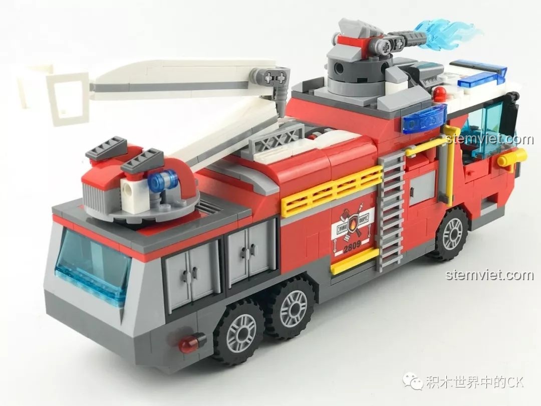 Góc nhìn từ trên cao của xe cứu hỏa QMAN 2809, thể hiện các chi tiết trên nóc xe và thang nâng.