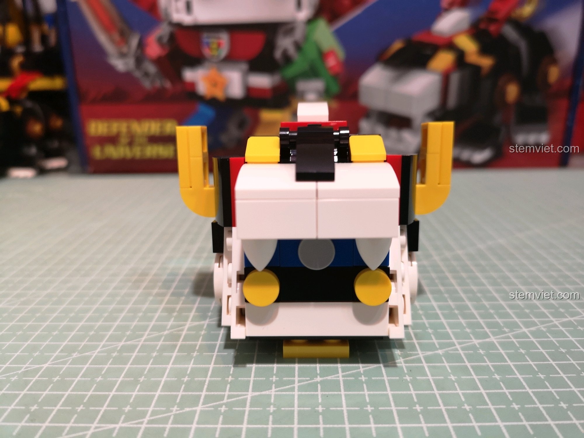 Góc nhìn từ trên xuống của đầu Voltron.