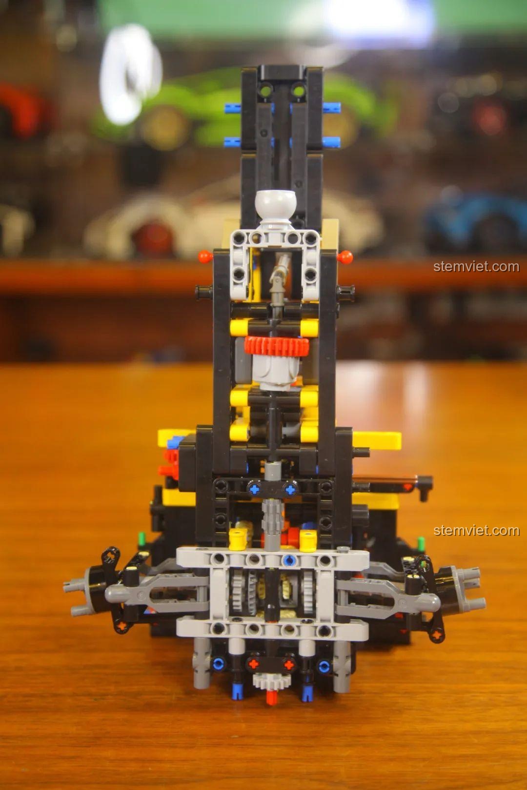 Nhìn từ trên xuống hệ thống truyền động và khung gầm của mô hình xe Ford Bronco dã chiến MY88005.