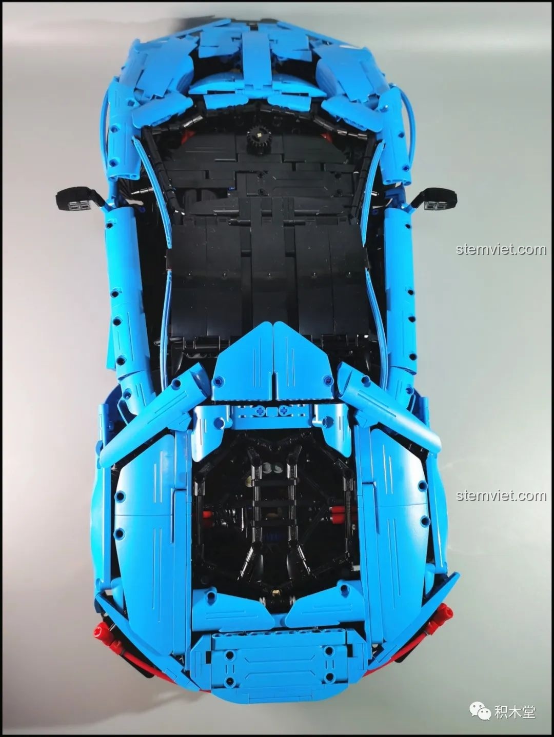 Nhìn từ trên xuống bộ đồ chơi Lamborghini Centenario 'Bò Thế Kỷ' CaDA, thấy rõ nội thất.