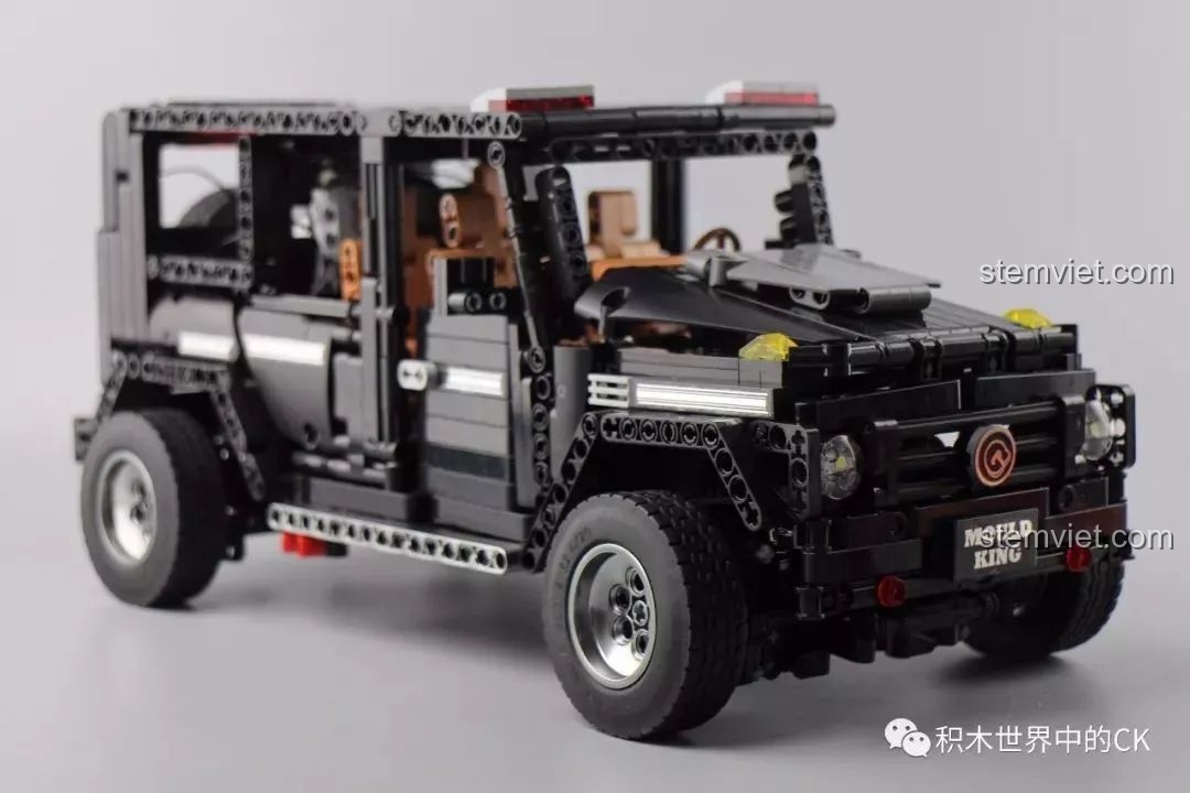 Góc nhìn từ trên cao xuống xe Mould King 13070, cho thấy toàn bộ phần mui và nắp capo.