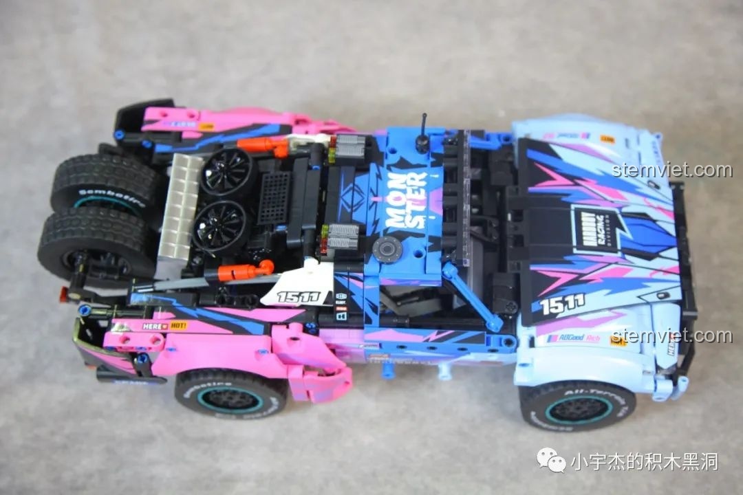 Góc nhìn từ trên xuống của mô hình SEMBO 715006, thể hiện các họa tiết sticker.