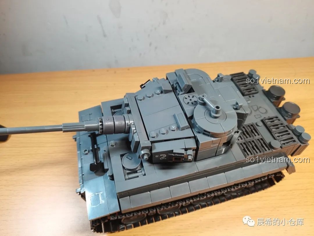 Góc nhìn từ trên xuống của tháp pháo xe tăng Sluban M38-B0851, cho thấy các chi tiết trên nóc tháp pháo.