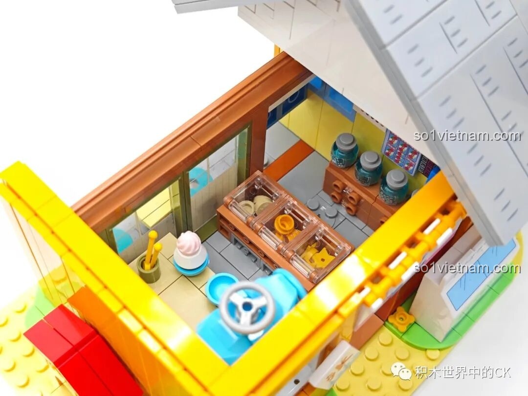 Góc nhìn từ trên xuống không gian bên trong Tiệm đồ ngọt Maruko, thấy rõ quầy hàng, máy bào đá và bàn ghế.