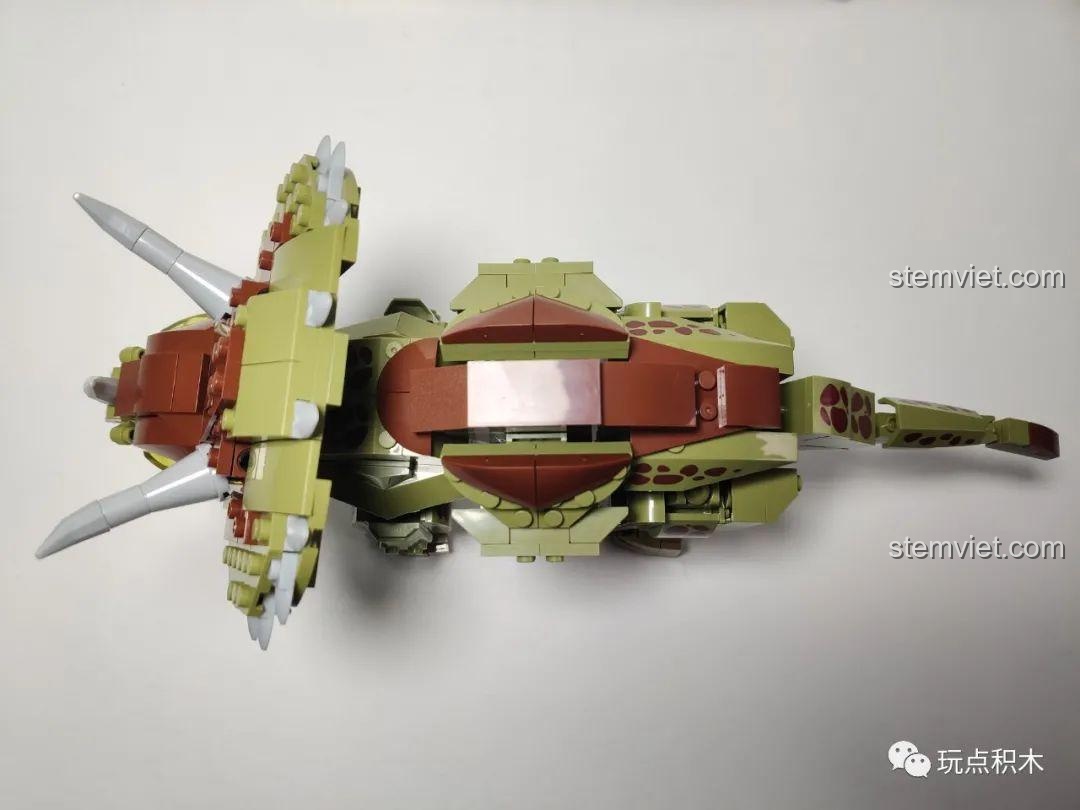 Góc nhìn từ trên cao xuống của mô hình khủng long WOMA C0451, thể hiện rõ thiết kế phần lưng và tấm khiên cổ.