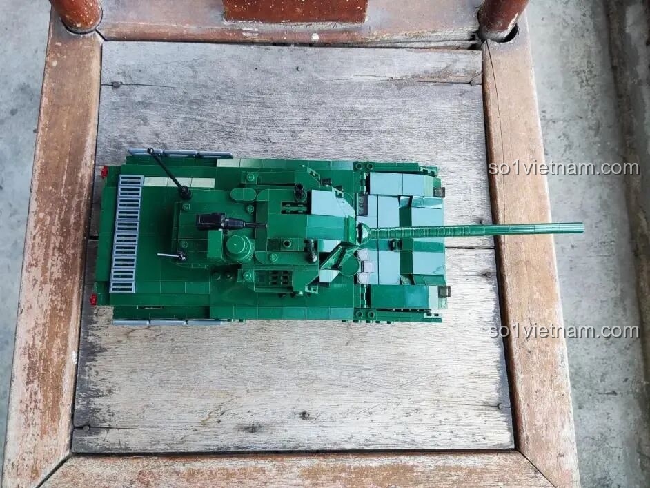 Ảnh chụp từ trên cao xuống mô hình xe tăng T-14 Armata, cho thấy cách bố trí tháp pháo và các tấm giáp.