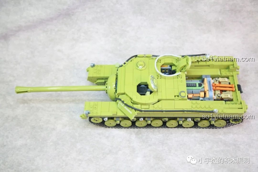 Góc nhìn từ trên xuống của xe tăng T28 sau khi lắp nóc, vẫn để lộ một phần nội thất.