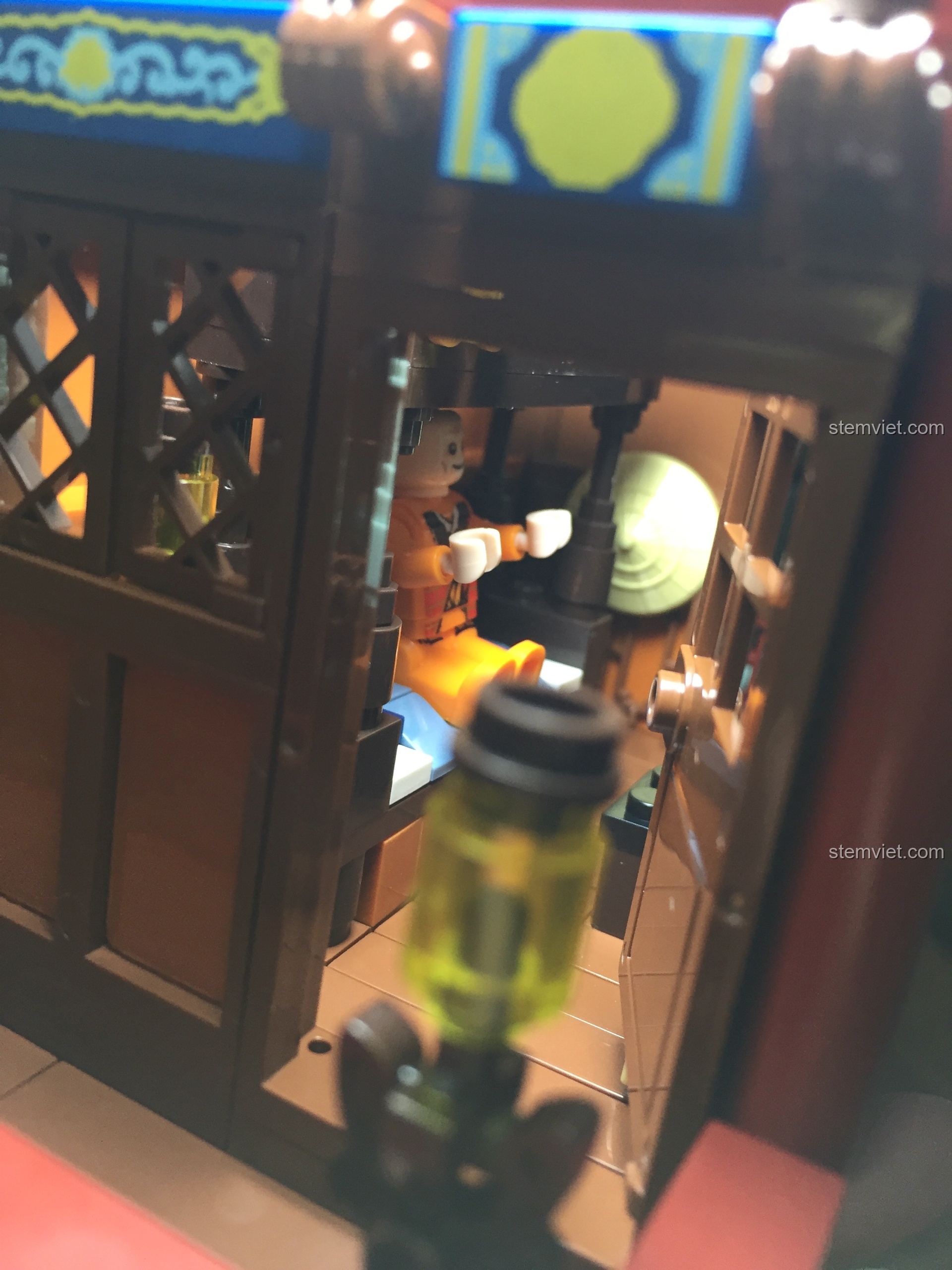 Góc nhìn vào bên trong phòng ngủ của cao tăng qua cửa sổ, thấy cả nón lá treo tường.