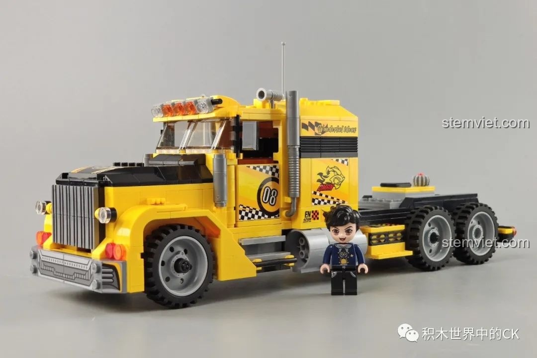 Xe tải QMAN 42108 với nhân vật minifigure ngồi bên trong, nhìn từ phía trước.