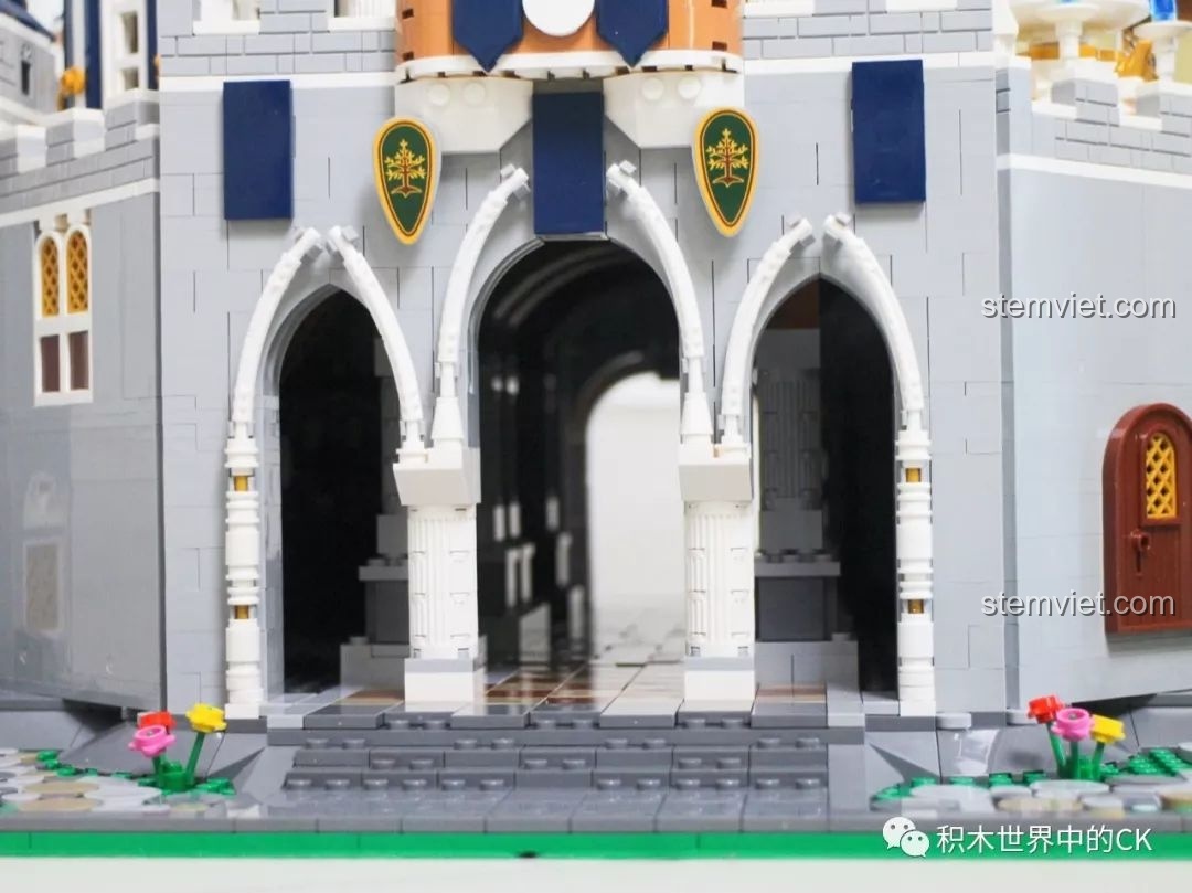 Nhìn xuyên qua cổng vòm của bộ lắp ráp Tòa lâu đài nguy nga, thấy được hành lang sâu bên trong.