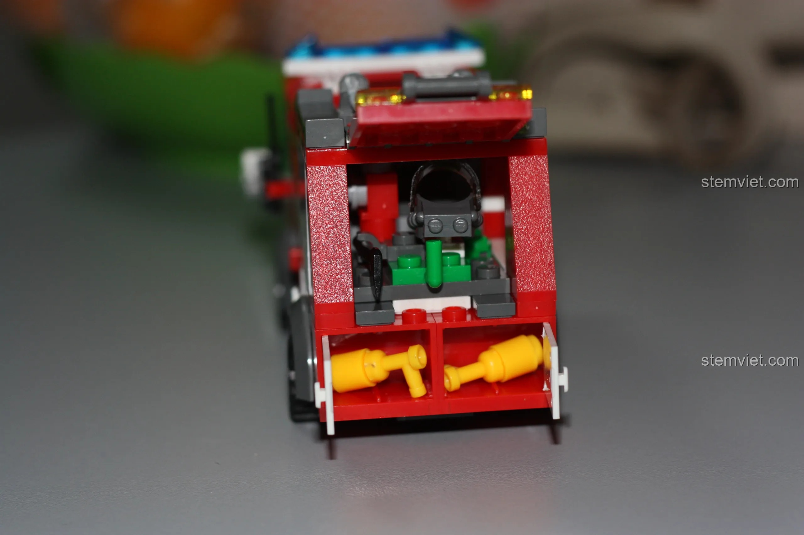 Chi tiết cửa sau của xe cứu hỏa KAZI KY8054 bị lỏng, dễ rơi ra khi chạm vào, một nhược điểm nhỏ.