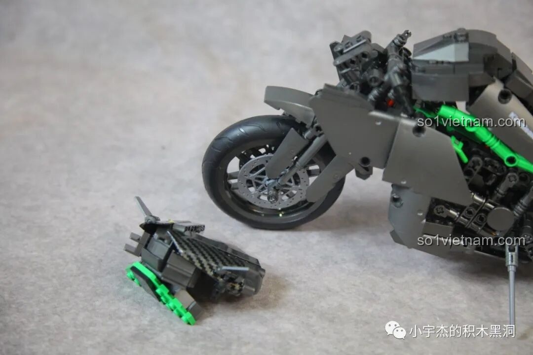 Một nhược điểm của mô hình ZHEGAO QJ5183 là phần đầu xe được kết nối lỏng lẻo và có thể dễ dàng bị rơi ra khi va chạm.