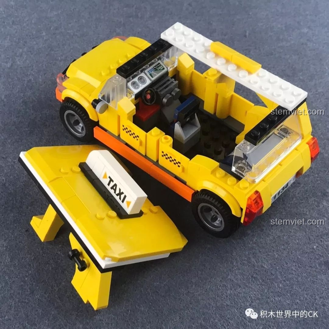 Phần mui xe của taxi QMAN 1134 được tháo ra để lộ nội thất bên trong, một thao tác hơi khó.