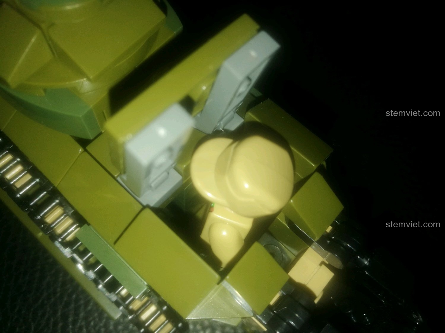 Cận cảnh minifigure không vừa khít trong khoang lái của xe tăng Renault FT-17, một nhược điểm nhỏ của bộ xếp hình.
