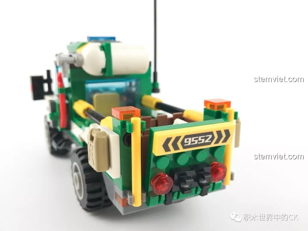 Một nhược điểm nhỏ trong thiết kế của SEMBO 9552 là phần bửng sau không thể đóng kín hoàn toàn do khớp nối.