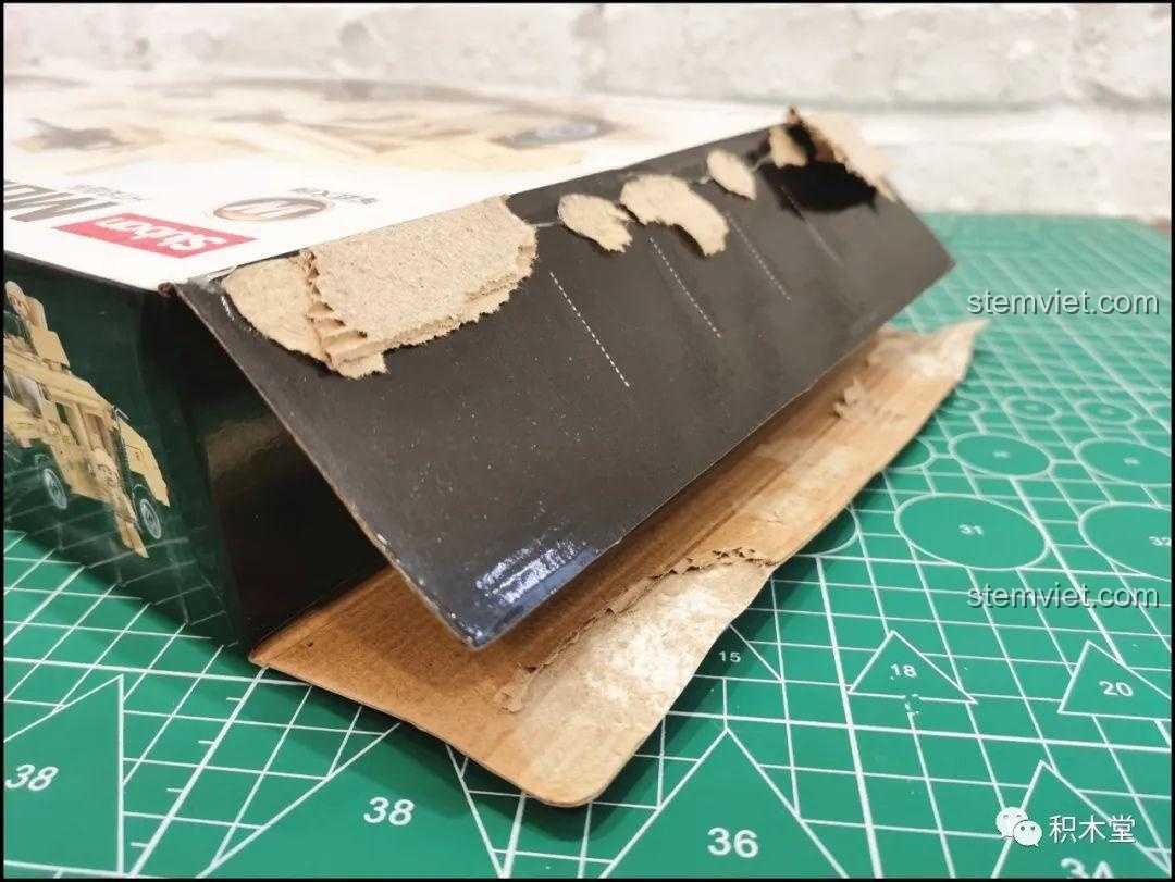 Hộp đồ chơi mô hình Hummer H1 Sluban được niêm phong bằng keo chắc chắn để chống hàng giả, hàng nhái.