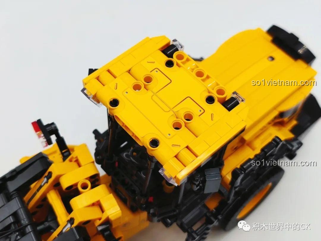 Ảnh chụp nóc cabin của mô hình Sembo 712016, với các chi tiết đèn và cấu trúc khung chắc chắn.