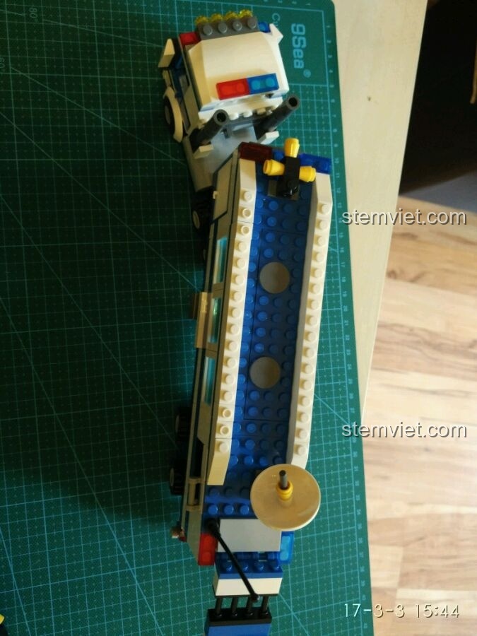 Góc nhìn từ trên xuống của bộ xếp hình Trạm Cảnh Sát Di Động GUDI 9316, cho thấy cấu trúc mái và các chi tiết trên nóc xe.