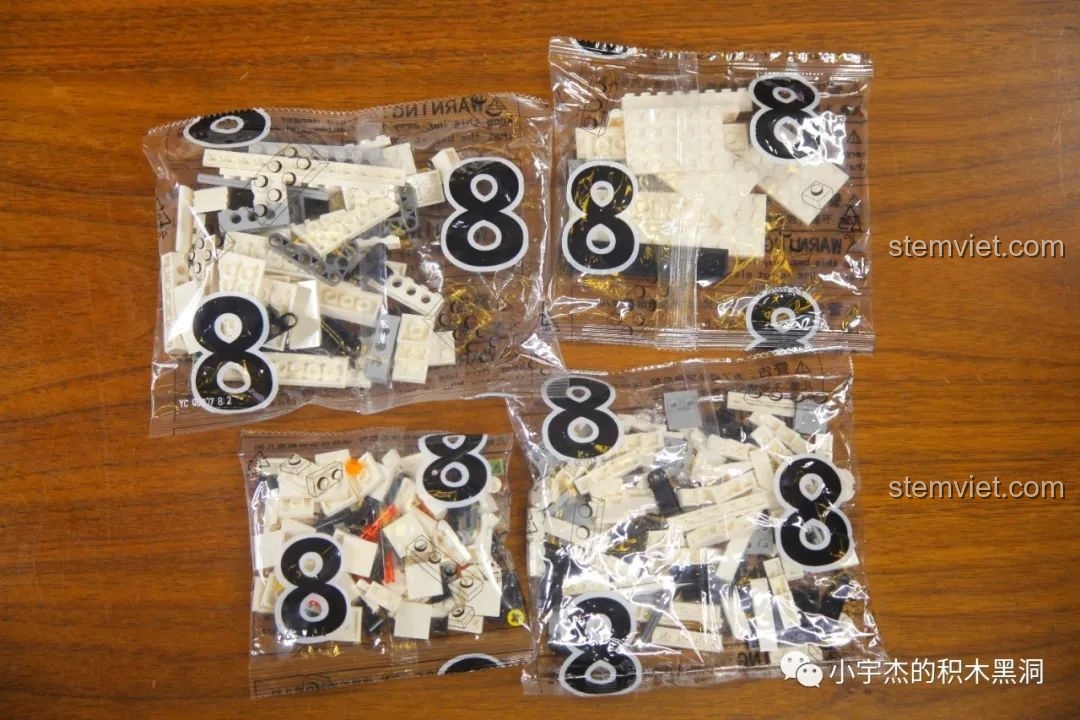 Phần nóc xe của bộ đồ chơi lắp ráp ShineYU YC-QC007 đã hoàn thành, xe đã có hình dáng hoàn chỉnh và ấn tượng.